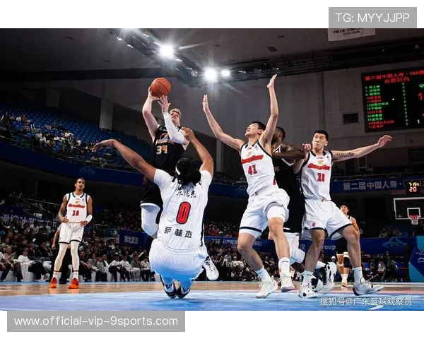 广东宏远连续夺胜，争夺冠军目标坚定！，广东宏远队总冠军领奖画面